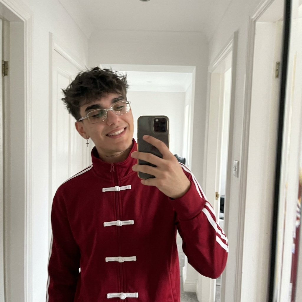 freepik_ultrarealistic-candid-smartphone-mirror-selfie-square-11-format-1080x1080-pixels.-authentic-ugc-review-teenage-or-young-adult-customer-genuine-and-spontaneous-energy.-person-a.png